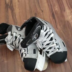 Tron Youth Size 11 M Hockey Skates